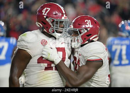 12. November 2022: Der Abwehrleiter von Alabama Crimson Tide Byron Young #47 feiert mit dem Linienführer von Alabama Crimson Tide will Anderson Jr. #31, nachdem er während des Vorspiels zwischen den Rebellen der University of Mississippi und der University of Alabama Crimson Tide im Vaught Hemingway Stadium in Oxford, MS, den Quarterback abgeplündern hatte. Alabama schlug Ole Miss, 30-24. Patrick Green/CSM Stockfoto