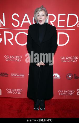 Beverly Hills, Ca. 12.. November 2022. Frances Fisher bei der Weltpremiere von On Sacred Ground während des Red National International Film Festival im Fine Arts Theatre in Beverly Hills, Kalifornien, am 12. November 2022. Quelle: Saye Sadou/Media Punch/Alamy Live News Stockfoto