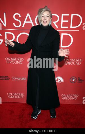 Beverly Hills, Ca. 12.. November 2022. Frances Fisher bei der Weltpremiere von On Sacred Ground während des Red National International Film Festival im Fine Arts Theatre in Beverly Hills, Kalifornien, am 12. November 2022. Quelle: Saye Sadou/Media Punch/Alamy Live News Stockfoto