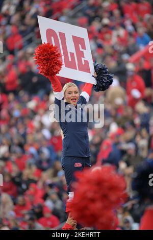 Oxford, MS, USA. 12.. November 2022. Mississippi Rebels Cheerleader, die während des Vorspiels zwischen den Rebellen der University of Mississippi und der University of Alabama Crimson Tide im Vaught Hemingway Stadium in Oxford, MS, auftreten. Alabama schlug Ole Miss, 30-24. Patrick Green/CSM/Alamy Live News Stockfoto