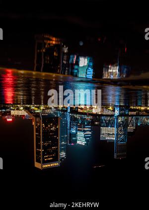 Das nächtliche Stadtbild mit leuchtenden Wolkenkratzern spiegelt sich im Saint Johns River in Jacksonville wider Stockfoto