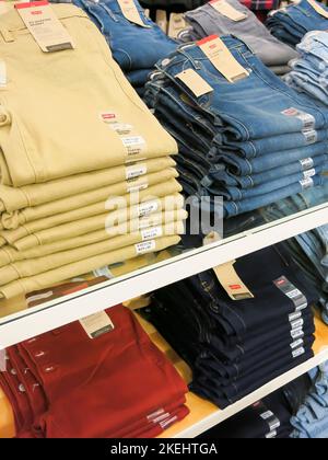 Jeans auf dem Display den Verkauf fördern Stockfoto