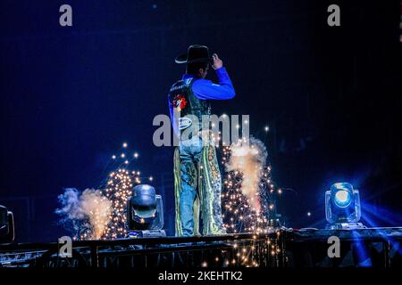 Edmonton, Kanada. 10.. November 2022. Dakota Buttar begrüßt die Menge bei der Eröffnung der Canadian National Professional Bull Riding Championships. Kredit: SOPA Images Limited/Alamy Live Nachrichten Stockfoto