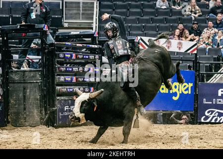 Edmonton, Kanada. 10.. November 2022. Coy Robbins in Aktion bei den Canadian National Professional Bull Riding Championships. (Foto von Ron Palmer/SOPA Images/Sipa USA) Quelle: SIPA USA/Alamy Live News Stockfoto