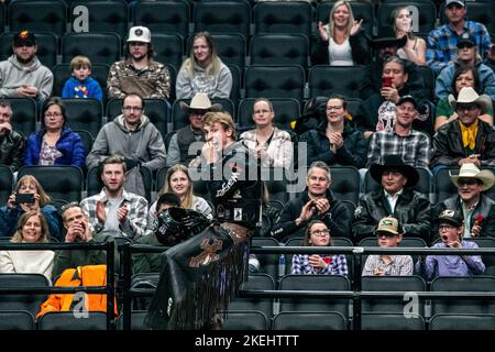 Edmonton, Kanada. 10.. November 2022. Coy Robbins springt nach seiner Fahrt bei den Canadian National Professional Bull Riding Championships aus dem Weg. (Foto von Ron Palmer/SOPA Images/Sipa USA) Quelle: SIPA USA/Alamy Live News Stockfoto