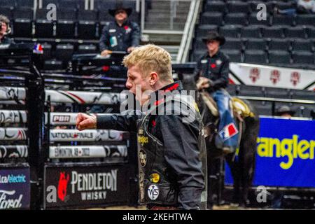 Edmonton, Kanada. 10.. November 2022. Brock Radford feiert nach seiner Fahrt bei den Canadian National Professional Bull Riding Championships. (Foto von Ron Palmer/SOPA Images/Sipa USA) Quelle: SIPA USA/Alamy Live News Stockfoto