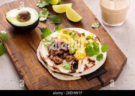 Frühstück Tacos mit Würstchen, Eiern, Speck und Avocado Stockfoto