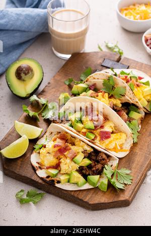 Frühstück Tacos mit Würstchen, Eiern, Speck und Avocado Stockfoto