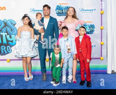 New York, USA. 12.. November 2022. Nephi Garcia und seine Familie besuchen die Premiere von Blue's Big City Adventure am Regal Union Square in New York am 12. November 2022. (Foto von Lev Radin/Sipa USA) Quelle: SIPA USA/Alamy Live News Stockfoto