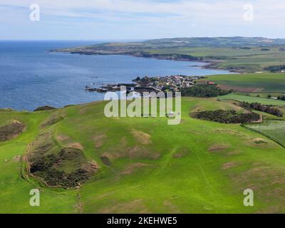 St. Abbs Head Küstenklippen und Dorf St. Abbs Luftaufnahme im Sommer, Berwickshire, Schottland, Großbritannien. Stockfoto