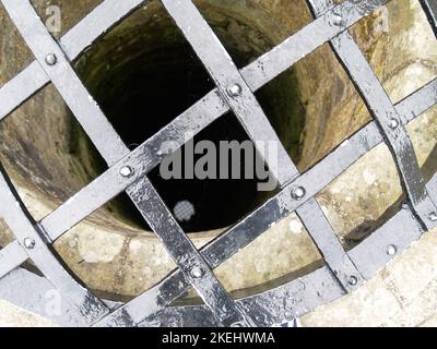 Eisengitter über der Entwässerungsöffnung oder Grill. Stockfoto