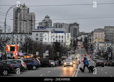 Kiew, Ukraine. 12.. November 2022. In Kiew überqueren die Menschen die Straße. Die russische Armee führte massive Raketen- und Kamikaze-Drohnenangriffe auf die ukrainische Energieinfrastruktur durch. Schätzungen von Experten zufolge sind mittlerweile 40 % der Energieinfrastruktur zerstört oder beschädigt. Nach schweren Schäden am Stromnetz in vielen Städten der Ukraine führte die National Power Company Ukrenergo Notfälle und stündliche Stromausfälle ein. Kredit: SOPA Images Limited/Alamy Live Nachrichten Stockfoto