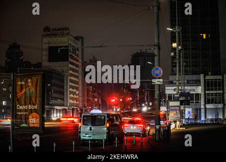 Kiew, Ukraine. 12.. November 2022. Ein Auto fährt auf einer dunklen Straße in Kiew. Die russische Armee führte massive Raketen- und Kamikaze-Drohnenangriffe auf die ukrainische Energieinfrastruktur durch. Schätzungen von Experten zufolge sind mittlerweile 40 % der Energieinfrastruktur zerstört oder beschädigt. Nach schweren Schäden am Stromnetz in vielen Städten der Ukraine führte die National Power Company Ukrenergo Notfälle und stündliche Stromausfälle ein. (Foto: Sergei Chuzavkov/SOPA Images/Sipa USA) Quelle: SIPA USA/Alamy Live News Stockfoto