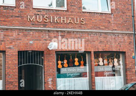 25. Juli 2022, Münster, Deutschland: Musikmuseum oder Musikhaus mit Geigen auf einer Vitrine Stockfoto