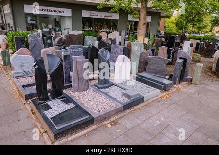 25. Juli 2022, Münster, Deutschland: Ein Markt für den Verkauf von Grabsteinen und Gräbern in der Nähe des Stadtfriedhofs. Stockfoto