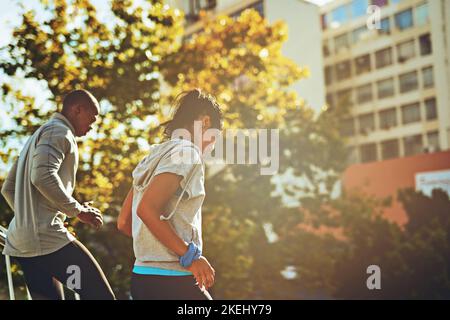 Das einzige schlechte Training war, dass man nicht gemacht hat. Ein junges, sportliches Paar, das zusammen laufen wollte. Stockfoto