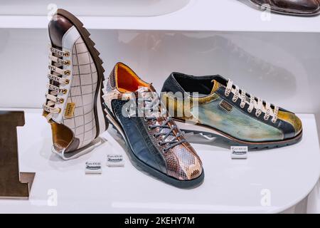 25. Juli 2022, Münster, Deutschland: Modische und Vintage-Harris-Schuhe im Schuhgeschäft Stockfoto