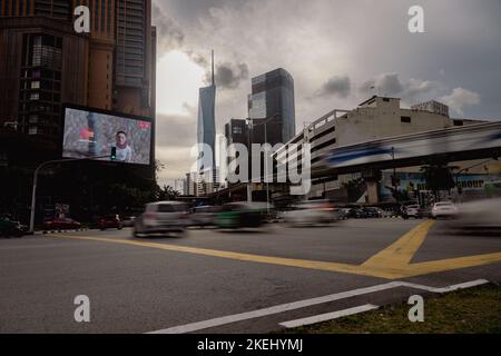 Kuala Lumpur, Malaysia - 23. Oktober 2022: An einer Straßenecke in der malaysischen Hauptstadt. Neues zweithöchstes Gebäude, Merdeka 118 oder Warisan Merdeka To Stockfoto