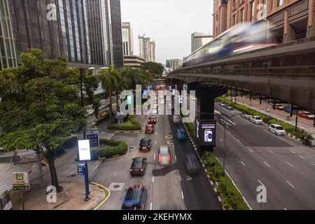 Kuala Lumpur, Malaysia - 23. Oktober 2022: Starker Hauptverkehrsverkehr. Foto der verkehrsreichen Straße, Stau in KL Stadt . Autos und Motorrad vorbei, die R Stockfoto