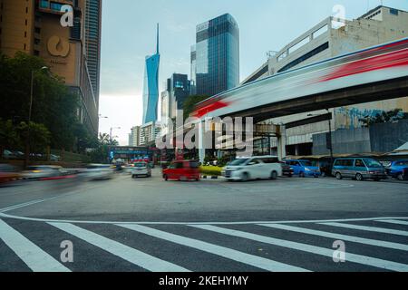 Kuala Lumpur, Malaysia - 23. Oktober 2022: An einer Straßenecke in der malaysischen Hauptstadt. Neues zweithöchstes Gebäude, Merdeka 118 oder Warisan Merdeka To Stockfoto