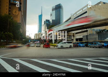 Kuala Lumpur, Malaysia - 23. Oktober 2022: An einer Straßenecke in der malaysischen Hauptstadt. Neues zweithöchstes Gebäude, Merdeka 118 oder Warisan Merdeka To Stockfoto