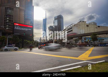 Kuala Lumpur, Malaysia - 23. Oktober 2022: An einer Straßenecke in der malaysischen Hauptstadt. Neues zweithöchstes Gebäude, Merdeka 118 oder Warisan Merdeka To Stockfoto