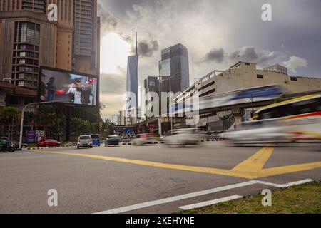 Kuala Lumpur, Malaysia - 23. Oktober 2022: An einer Straßenecke in der malaysischen Hauptstadt. Neues zweithöchstes Gebäude, Merdeka 118 oder Warisan Merdeka To Stockfoto