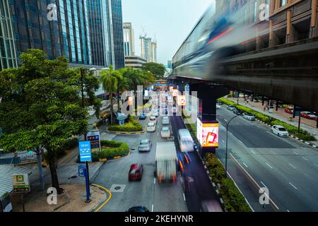 Kuala Lumpur, Malaysia - 23. Oktober 2022: Starker Hauptverkehrsverkehr. Foto der verkehrsreichen Straße, Stau in KL Stadt . Autos und Motorrad vorbei, die R Stockfoto