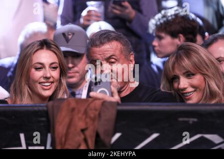 New York, Usa. 12.. November 2022. Der amerikanische Schauspieler Sylvester Stallone wird diesen Samstag, 12, in Begleitung seiner Frau Jennifer Flavin und ihrer Tochter Sophia während der UFC 281 im Madson Square Garden in New York in den USA gesehen. Quelle: Brazil Photo Press/Alamy Live News Stockfoto