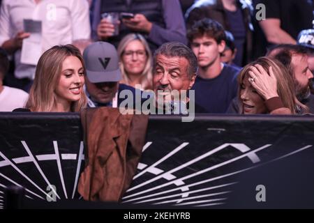 New York, Usa. 12.. November 2022. Der amerikanische Schauspieler Sylvester Stallone wird diesen Samstag, 12, in Begleitung seiner Frau Jennifer Flavin und ihrer Tochter Sophia während der UFC 281 im Madson Square Garden in New York in den USA gesehen. Quelle: Brazil Photo Press/Alamy Live News Stockfoto