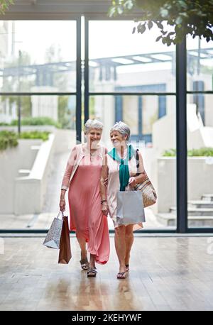 Hast du alles bekommen, was du willst. In voller Länge Porträt einer zwei älteren Frauen auf einem Einkaufsbummel. Stockfoto