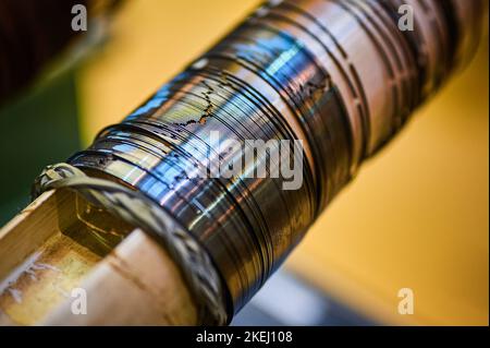 Kolbenringe für Kraftfahrzeugmotoren im Produktionsprozess Stockfoto