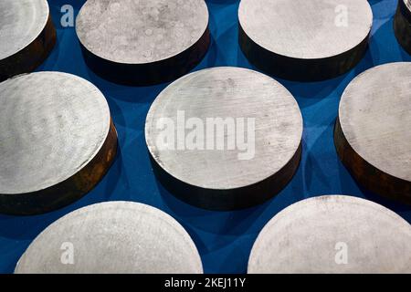 Schneiden Sie runde Metalldetails auf blauem Hintergrund Nahaufnahme Stockfoto