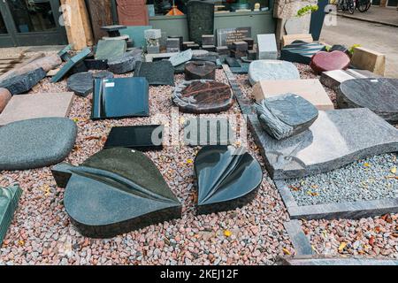 25. Juli 2022, Münster, Deutschland: Ein Markt für den Verkauf von Grabsteinen und Gräbern in der Nähe des Stadtfriedhofs. Stockfoto