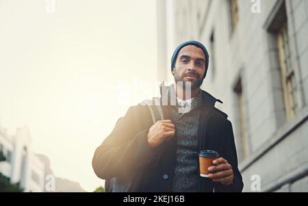 Styling in den Straßen. Ein modischer junger Mann in der Stadt. Stockfoto