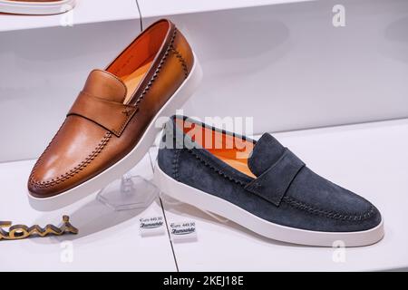 25. Juli 2022, Münster, Deutschland: Modische und Vintage-Schuhe oder Mokassins im Schuhgeschäft Stockfoto