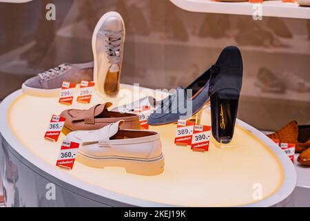 25. Juli 2022, Münster, Deutschland: Modische und Vintage-Damenschuhe im Schuhgeschäft Stockfoto