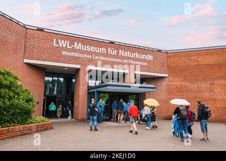 26. Juli 2022, Münster, Deutschland: Besucher stehen Schlange, um das LWL Naturkundemuseum und Planetarium zu betreten. Attraktion und Freizeit für die ganze Familie Stockfoto