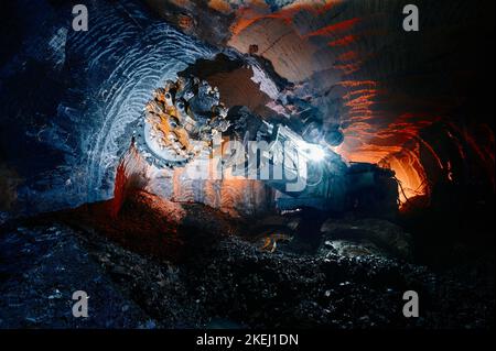 Leistungsstarke Tunnelvortriebsmaschine mit großem Borax unterirdisch Stockfoto