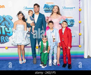 12. November 2022, New York, New York, USA: Nephi Garcia und seine Familie besuchen die Premiere von Blue's Big City Adventure am Regal Union Square (Foto: © Lev Radin/Pacific Press via ZUMA Press Wire) Stockfoto