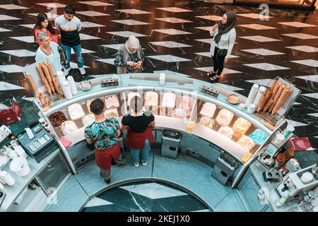 26. Juli 2022, Münster, Deutschland: Eisstand-Kiosk mit verschiedenen Farben und Geschmacksrichtungen im Kühlschrank im Fenster eines Dessertbudes oder einer Gelateria Stockfoto