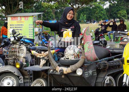 Der Fahrer des Rollers auf panjalu Scooter fest Stockfoto