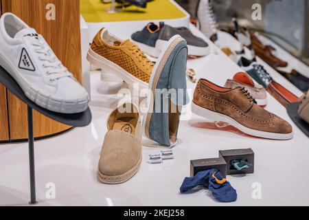 25. Juli 2022, Münster, Deutschland: Modische und Vintage-Schuhe oder Mokassins im Schuhgeschäft Stockfoto