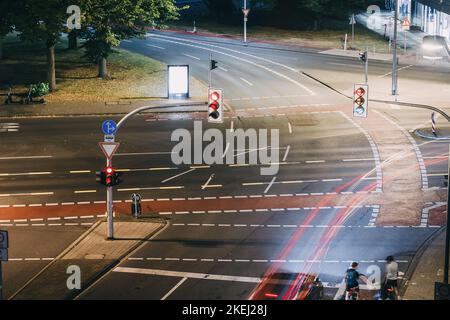26. Juli 2022, Münster, Deutschland: Luftaufnahme der Nachtschicht mit Spuren von Scheinwerfern von Autos und Radfahrern auf dem Radweg Stockfoto