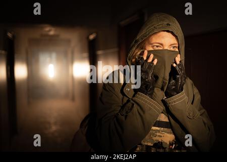 Post apokalypses Weltkonzept. Porträt einer jungen traurigen Frau in Atemmaske. Apokalyptisches Kriegsgebiet, Umweltkatastrophe Stockfoto