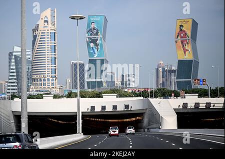 Doha, Katar. 01.. November 2022. Plakate sind an Wolkenkratzern in Katar zu sehen. Kredit: Britta Pedersen/dpa/Alamy Live Nachrichten Stockfoto