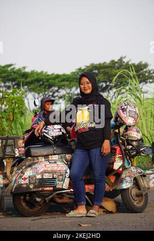 Der Fahrer des Rollers auf panjalu Scooter fest Stockfoto