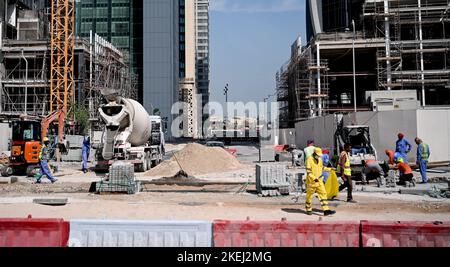 Doha, Katar. 01.. November 2022. Bauarbeiter üben Straßenarbeiten in Katar. Kredit: Britta Pedersen/dpa/Alamy Live Nachrichten Stockfoto