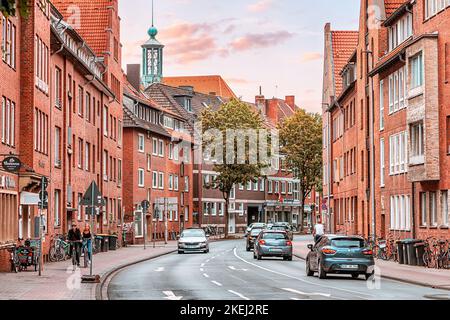 26. Juli 2022, Münster, Deutschland: Altstadt Stadtstraße mit Autos und Touristenattraktion. Stockfoto