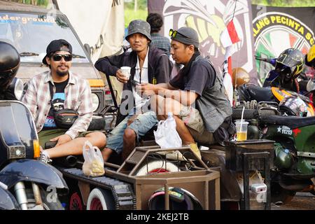 Der Fahrer des Rollers auf panjalu Scooter fest Stockfoto